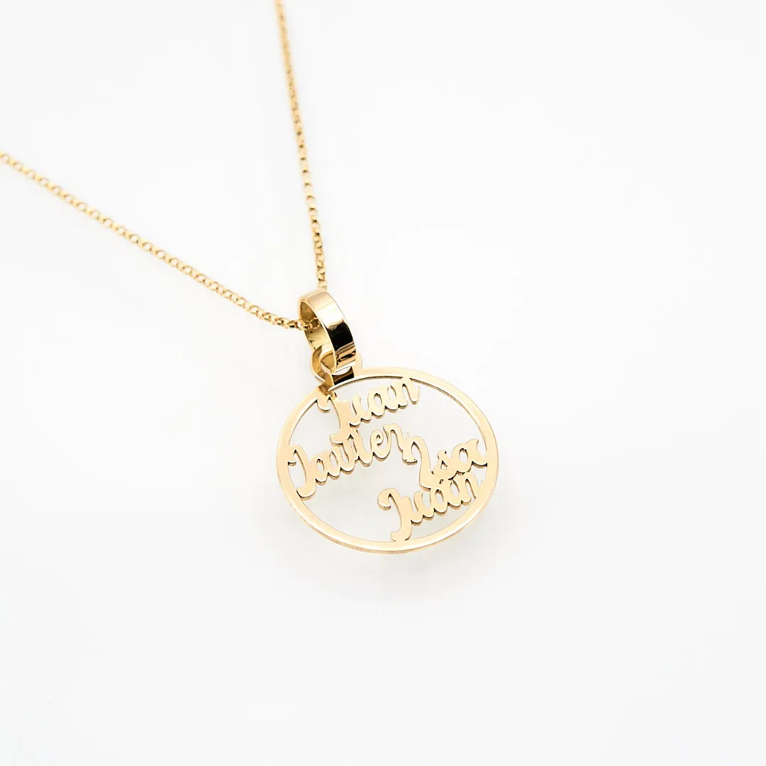 Colgante de oro con varios nombres
