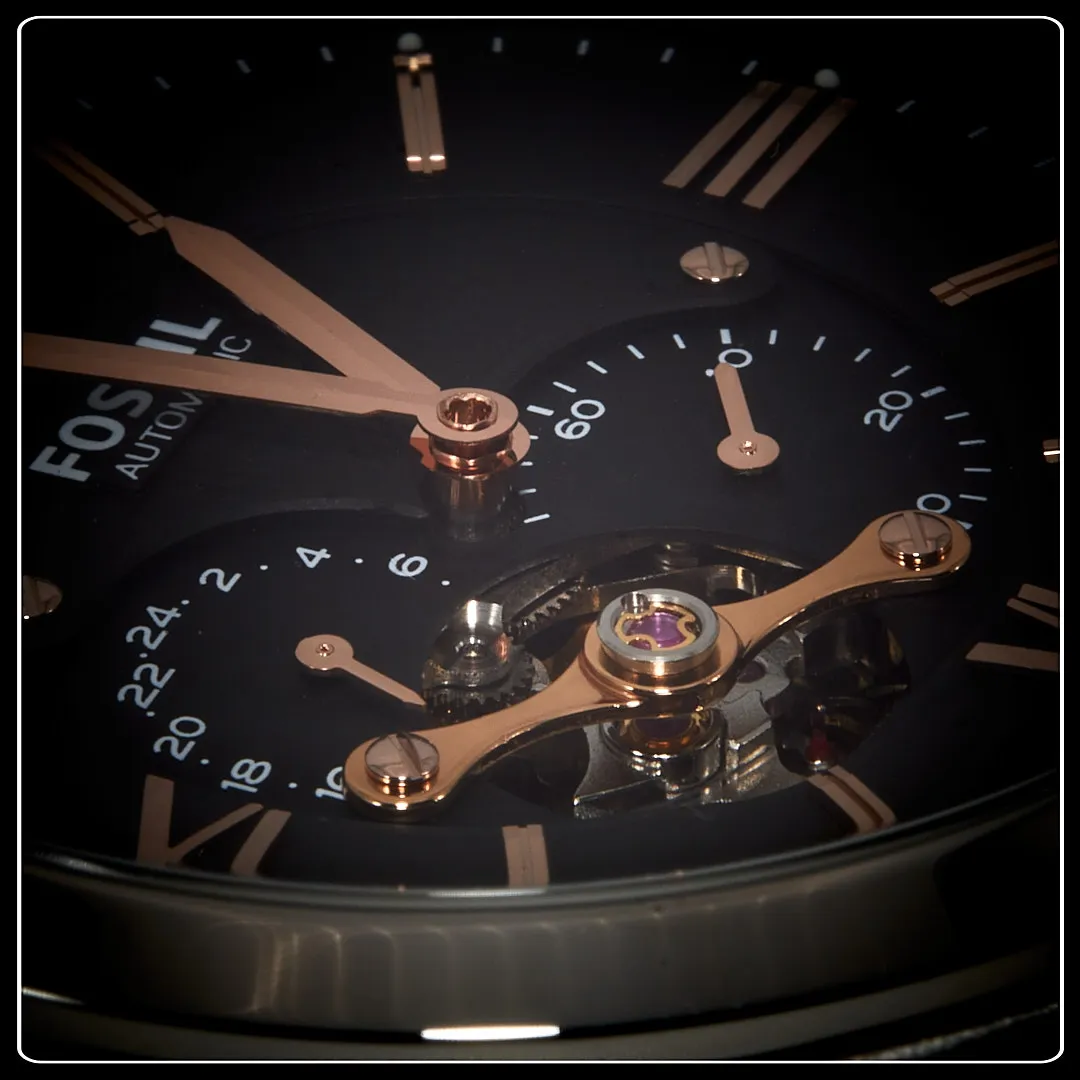 Reloj sobre fondo oscuro